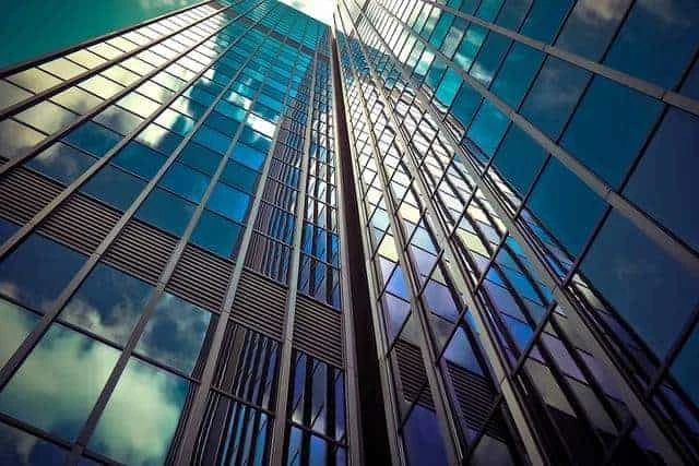 How to Choose the Right Method for Cleaning Windows Outside
